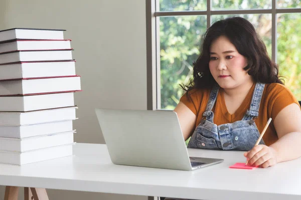 Asiática Mujer Gorda Con Ordenador Portátil Libros Trabajo Desde Casa — Foto de Stock