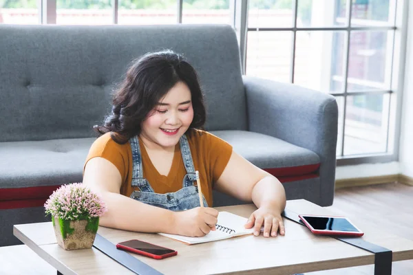 Asiatische Dicke Frau Schreiben Und Konferenzen Mit Laptop Computer Hause — Stockfoto