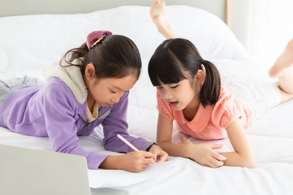 Asiatisk Liten Flicka Läser Bok Sängen Med Dator Anteckningsbok Tillsammans — Stockfoto