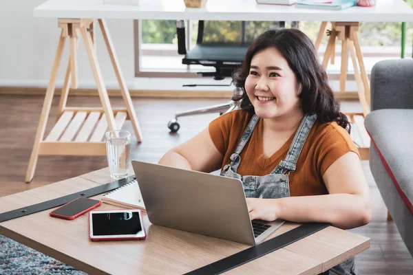 Ásia Gordura Mulher Escrita Conferência Com Laptop Computador Casa Novo — Fotografia de Stock