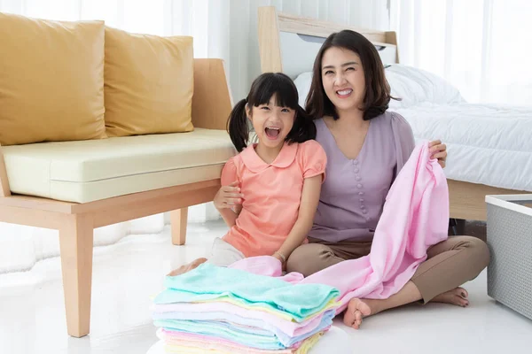 Asiática Mamá Hija Haciendo Lavandería Casa —  Fotos de Stock