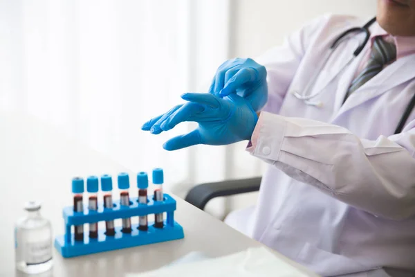 Doutor Vestindo Luva Preparando Tubo Amostragem Sangue Conceito Vacina Pandêmica — Fotografia de Stock