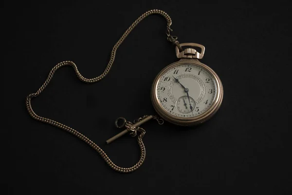 Vintage Złoty Zegarek Kieszonkowy Złotym Łańcuchem Czarnym Tle — Zdjęcie stockowe