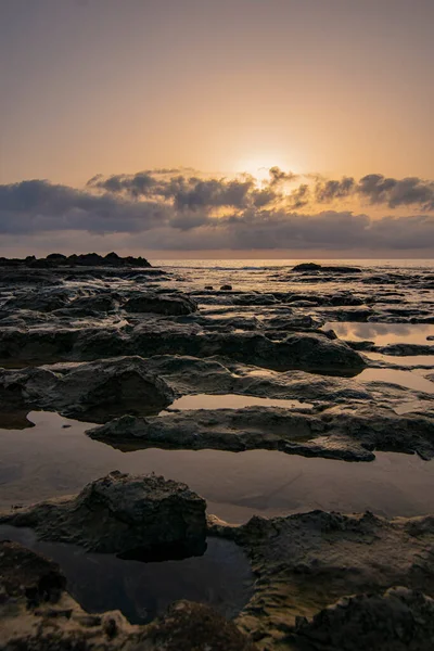 Harika dalgaları olan güzel bir sahil ya da deniz manzarası. uzun süre deniz ve kayalara maruz kalmış.
