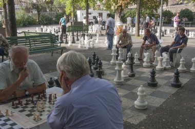 20 Ağustos 2012 'de. Genf. Büyük boy satranç figürleri. Place de jeux du parc des Bastions 'da taraftarlar için ağır sıklet ve tüy ağırlığı turnuvası düzenlenmektedir.