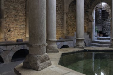 08.20.15 'te. Girona. Els Banys Araplar, ya da Arap hamamları, Roma hamamının, Müslüman hamamının ve Yahudilerin izinden gelen bir hamamdır. Bu gelenek, 11. yüzyılda restore edilmiştir..