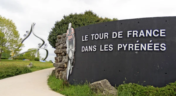 26 Nisan 2014. Pau, Fransa Turu Heykeli, adı Büyük Döngü. Bulutlardan gelen bisiklet yarışçıları. Le Tour de France dans les Pyrenees, Jean-Bernard Metais 'in heykeli A64 otoyolunun benzin istasyonunda..