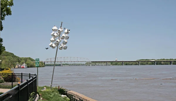 Yapay kuş yuvası. Hannibal (Missouri, Usa) sakinleri Mississippi kıyısında kırlangıçlar için yuva yaparlar. Arka planda Mark Twain 'in adını taşıyan köprü ve gemi var. Şehir ünlü yazarın doğum yeridir..