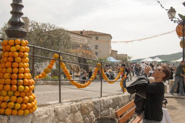 Bar sur Loup, Fransa 25 Nisan 2011. Paskalya Pazartesi Turuncu Festivali. Küçük dağ köyünün ana meydanı geleneksel olarak portakallarla süslenir ve festival fuarı düzenlenir.. 