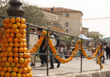 Bar sur Loup, Fransa 25 Nisan 2011. Paskalya Pazartesi Turuncu Festivali. Küçük dağ köyünün ana meydanı geleneksel olarak portakallarla süslenir ve festival fuarı düzenlenir.. 