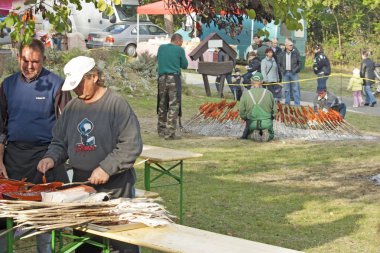 Tihany Macaristan. 24 Ekim 2009. Kırmızı paprika unlu balıklar söğüt şişleri üzerinde parlayan dallar üzerinde. Sonbahar Gardalia Festivali 'ne kızarmış garda balığı (Pelecus cultratus) adı verilir.).