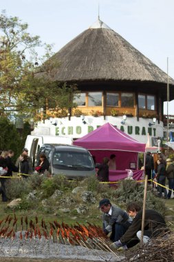 Tihany Macaristan. 24 Ekim 2009. Kırmızı paprika unlu balıklar söğüt şişleri üzerinde parlayan dallar üzerinde. Sonbahar Gardalia Festivali 'ne kızarmış garda balığı (Pelecus cultratus) adı verilir.).