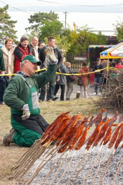 Tihany Macaristan. 24 Ekim 2009. Kırmızı paprika unlu balıklar söğüt şişleri üzerinde parlayan dallar üzerinde. Sonbahar Gardalia Festivali 'ne kızarmış garda balığı (Pelecus cultratus) adı verilir.).