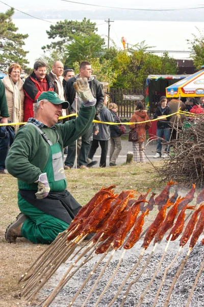 Tihany Macaristan. 24 Ekim 2009. Kırmızı paprika unlu balıklar söğüt şişleri üzerinde parlayan dallar üzerinde. Sonbahar Gardalia Festivali 'ne kızarmış garda balığı (Pelecus cultratus) adı verilir.).