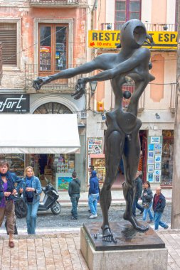 İspanya 08 Nisan 'ı gösteriyor. 2009 yılı. Dal Tiyatrosu ve Müzesi. Newton 'a saygılar. Açık bir gövde heykeli, 