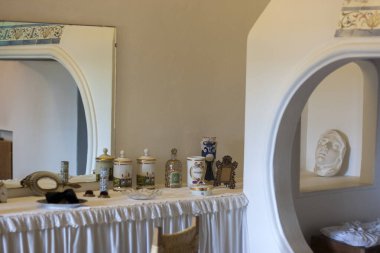 2009. Prilis 10., Pubol, İspanya Gala Dal Kalesi Müzesi Müze Banyosu Dresser ve Galası için Süslü. Mekan mücevher kutuları, kavanozlar ve aynalarla güzelce donatılmış..