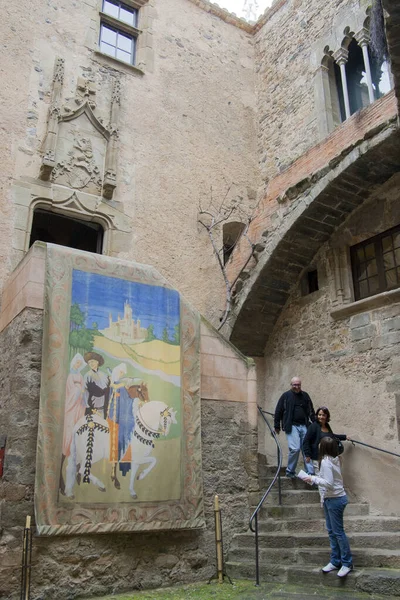 2009年4月10日 西班牙普波 Gala Dal城堡 博物馆 院子的入口让人想起加拉童年的暑假 墙上有一个巨大的挂毯 上面有一对中世纪的夫妇骑着马 — 图库照片
