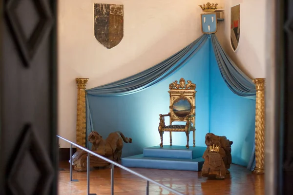 2009年4月10日 西班牙普波 Gala Dal城堡博物馆 达利的王座在城堡的王座房间里在镀金的扶手椅旁边 有狮子守护着 后面是蓝色的斗篷 — 图库照片