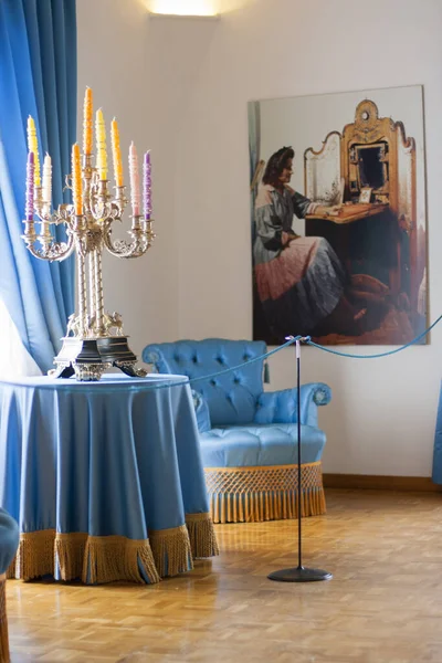 2009年4月10日 西班牙普波 嘉年华城堡 博物馆嘉年华卧室的一角 蓝色窗帘 金色条纹 彩色蜡烛 墙上有一幅达利的画 是关于他心上人的 — 图库照片