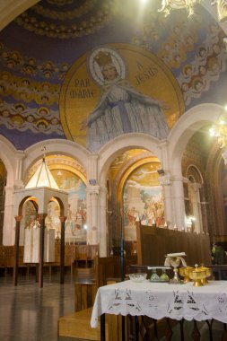 28 Nisan. 2014 Lourdes France, Mary aracılığıyla İsa 'ya. Muazzam mozaik duvar resimleri, Tespih Bazilikası 'nın içini süslüyor..
