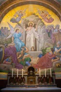 28 Nisan. 2014 Lourdes France Diriliş ve Yaşam 'dayım. Muazzam mozaik duvar resimleri, Tespih Bazilikası 'nın içini süslüyor..