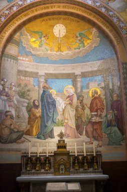 28 Nisan. 2014 Lourdes France Yahudi olmayanları aydınlatacak bir ışık. Muazzam mozaik duvar resimleri, Tespih Bazilikası 'nın içini süslüyor..