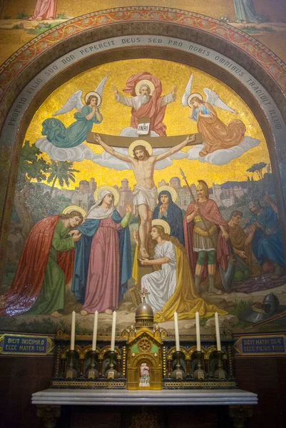 28 Nisan. 2014 Lourdes Fransa Tanrı bizim için onu verdi. Muazzam mozaik duvar resimleri, Tespih Bazilikası 'nın içini süslüyor..