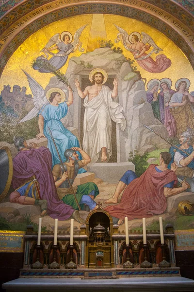 28 Nisan. 2014 Lourdes France Diriliş ve Yaşam 'dayım. Muazzam mozaik duvar resimleri, Tespih Bazilikası 'nın içini süslüyor..