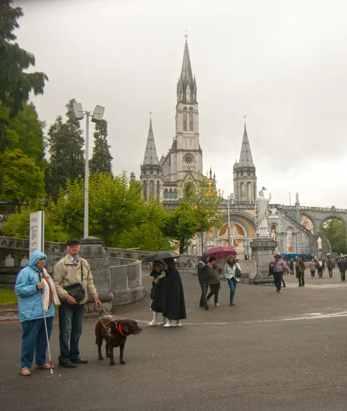 Abril 2014 Lourdes França Velho Casal Cego Frente Basílica Rosário — Fotografia de Stock