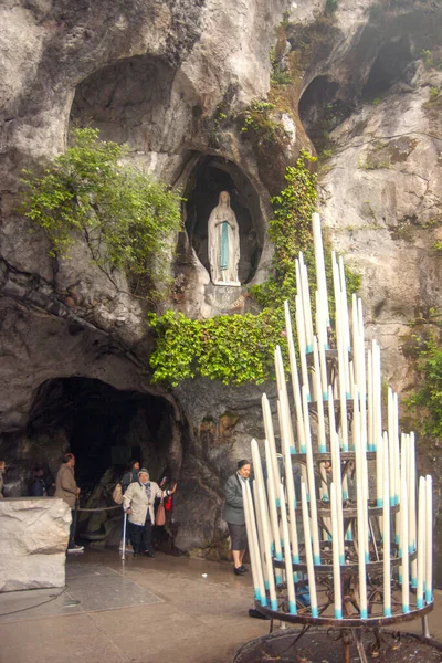 Площа 2014 Lourdes France Massabielle Cave River Gave Діва Марія — стокове фото