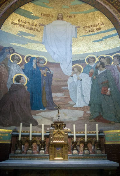 28 Nisan. 2014 Lourdes Fransa İsa 'nın yükselişi. Muazzam mozaik duvar resimleri, Tespih Bazilikası 'nın içini süslüyor..