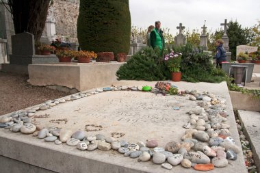 Saint-Paul-de-Vence Fransa 31 Mart. 2016 IMG _ 2893 Marc Chagall 'ın mezarına çakıl taşı. Bu ziyareti hatırlamak için ismimizin baş harfleri çakıl taşlarıyla yazılır..