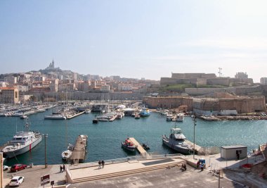 Marsilya Fransa 5 Nisan 2013 Marsilya Eski Limanı ve Saint Jean Kalesi. Antik çağlardan beri şehrin doğal limanı olmuştur ve şu anda şehrin en popüler yeridir..