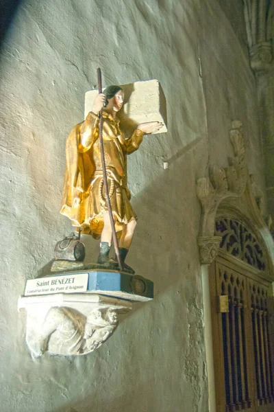 Avignon Fransa 2 Nisan 2013 St Benezet 'in heykeli omuzunda bir taşla. Papalık Sarayı. Doms Hanımefendisinin Katedrali.