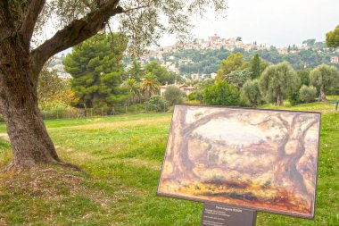 Cagnes-sur-Mer France 05.10.2009 Les Collettes 'deki Renoir Müzesi. Ressam bahçeden Grimaldi ailesinin 14. yüzyıldan kalma Haut-de Cagnes kalesini görebiliyordu..