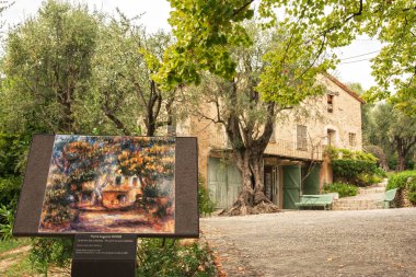 Cagnes-sur-Mer France 05.10.2009 Les Collettes 'deki Renoir Müzesi. Müze binasının yanındaki çiftlik evi. Tablodaki zeytin ağacı 100 yıl önce boyanmış..