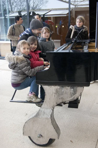 Pont du Gard France, 1 Nisan 2013 Üç sanatçı aday gösterildi. Aile piyano çalar. Baba, anne ve üç kızı Roma Aquaduct Ziyaretçi Merkezi 'nde bir enstrüman buldular ve müzik çalıyorlar..