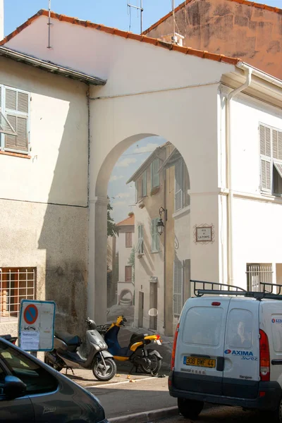 Saint Laurent du Var, 10 Ekim 2009 Duvarın Ötesinde. Ressamların hayalinde, ve onların ellerinde sokaklar eski şehrin güvenlik duvarlarında devam ediyor..