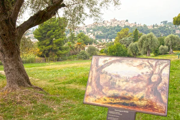 Cagnes-sur-Mer France 05.10.2009 Les Collettes 'deki Renoir Müzesi. Ressam bahçeden Grimaldi ailesinin 14. yüzyıldan kalma Haut-de Cagnes kalesini görebiliyordu..
