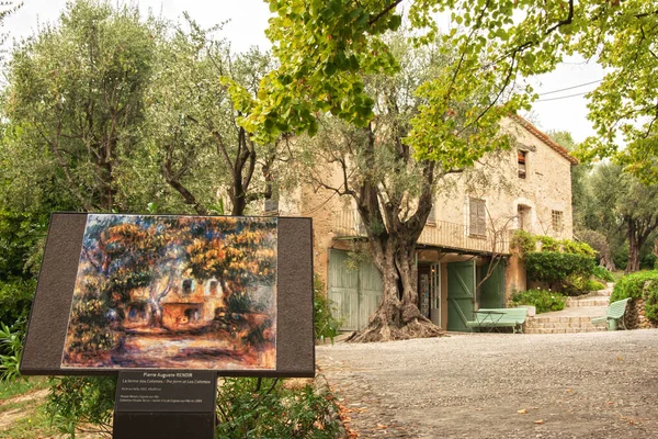 Cagnes-sur-Mer France 05.10.2009 Les Collettes 'deki Renoir Müzesi. Müze binasının yanındaki çiftlik evi. Tablodaki zeytin ağacı 100 yıl önce boyanmış..