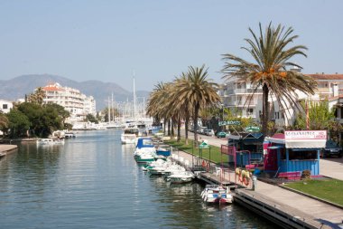 5 Nisan 2009 'da Empuriabrava İspanya çevreyi korumak için şehirde Eco Boat' tan elektrikli tekne kiralanabilir. Tekne istasyonunda bataryalar şarj edildi..