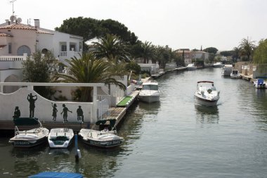 5 Nisan 2009 'da İspanya' ya ait. Kanal boyunca tatil evlerinin arkasındaki arka kısım da sahibinin teknesine ait bir liman..