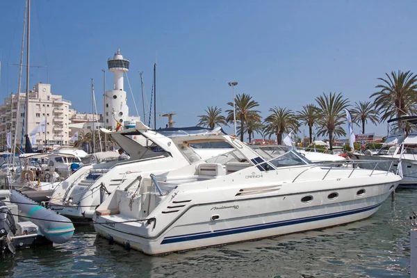 5 Nisan 2009 Empuriabrava İspanya Lüks yatı rıhtımda. Işık kulesi, palmiye ağaçları. Avrupa 'nın en büyük marinası, yaklaşık 24 km' lik seyrüsefer yapılabilir su yolları var. Kasabada 40 km 'den fazla kanal var.. 