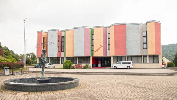 Medzilaborce Slovakya 16 Haziran 2020 Renkli duvarlar ve Andy Warhol müzesinin girişi. Binanın önündeki pop sanatları kralının heykeli. Bu müze dünya çapında sanatçının en büyük ikinci koleksiyonuna sahip..