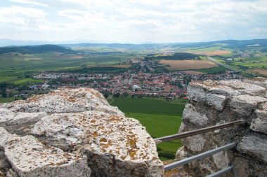 Spisk Podhradie Slovakya 31 Temmuz 2020 Spissky Hrad, Szepes vra şehir. Kalenin kulesi sadece yakındaki kasabayı değil, tüm Spi 'yi 360 derecelik bir açıyla gösteriyor..