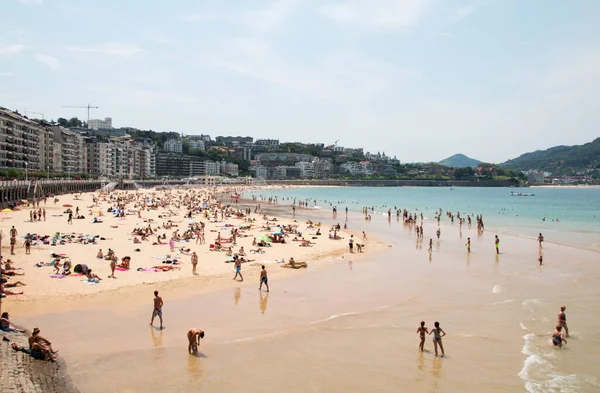 San Sebastian İspanya Jun 2017 20. La Concha Körfezi plajı. İpeksi altın kum, sığ deniz, tatil insanları.