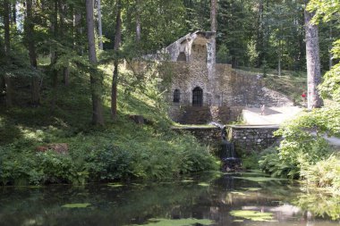 Betliar Slovakya Ağustos 2007. 2020 yılı. Andrssy avcı kulübesinin parkında şelale yapan adam. Taştan yapılmış, dokuz metre yüksekliğinde, bir dereyle beslenmiş..