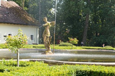 Betliar Slovakya Ağustos 2007. 2020 yılı. Altın Tanrıça duş alıyor. Kont Gyula Andrssy 'nin eski av kalesinin parkındaki ruh heykeli..