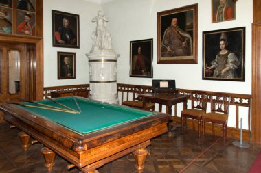 Betliar Slovakya Ağustos 2007. 2020 yılı. Kont Gyula Andrssy 'nin eski av kalesinde bilardo masası olan oyun odası. Köşedeki beyaz porselen soba..