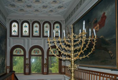 Betliar Slovakya Ağustos 2007. 2020 yılı. Kont Gyula Andrssy 'nin eski av şatosunun girişindeki geniş salonda zengin dekore edilmiş insan boyunda menorah.